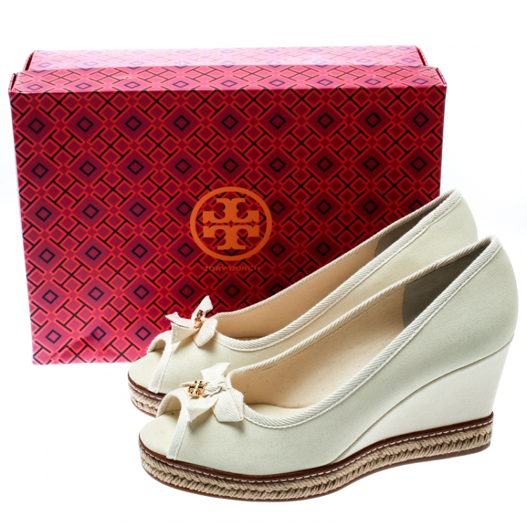 مملوكة مسبقًا Tory Burch Ivory Canvas Jackie Espadrille Wedge Pumps Size 39.5 