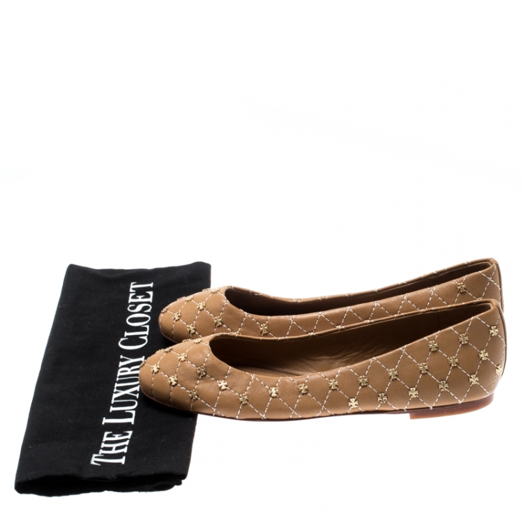 مملوكة مسبقًا Tory Burch Beige Quilted Leather Stitch Studded Ballet Flats Size 35