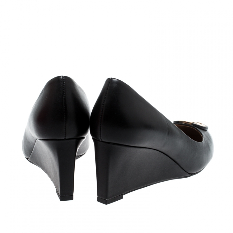 مملوكة مسبقًا Tory Burch Black Leather Luna Wedge Pumps Size 38.5