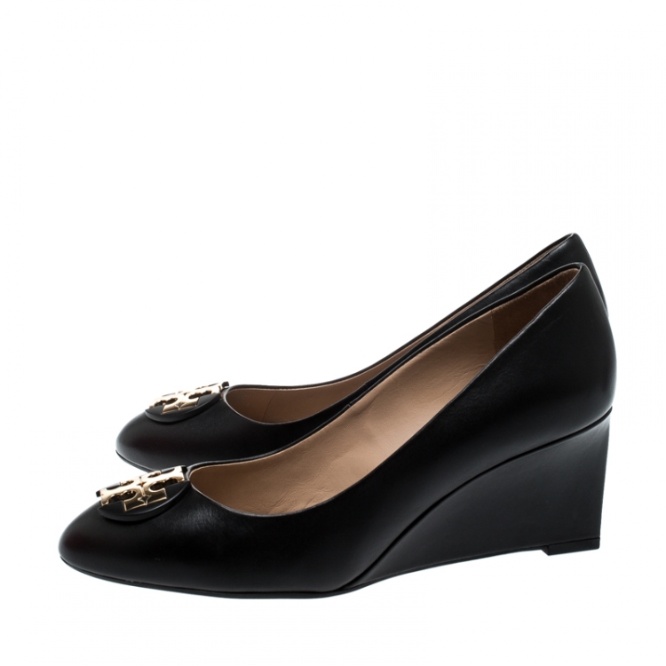 مملوكة مسبقًا Tory Burch Black Leather Luna Wedge Pumps Size 38.5