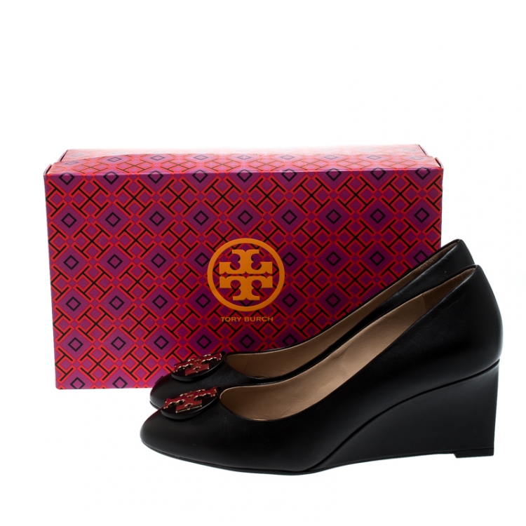 مملوكة مسبقًا Tory Burch Black Leather Luna Wedge Pumps Size 38.5