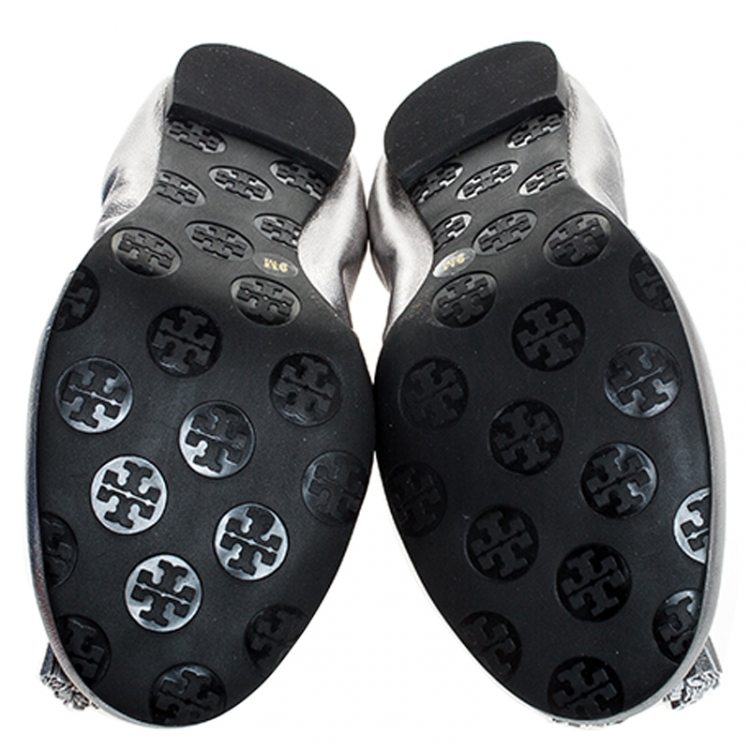 مملوكة مسبقًا Tory Burch Metallic Silver Leather Tassel Scrunch Ballet Flats Size 39