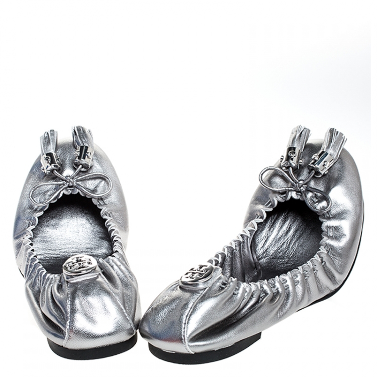 مملوكة مسبقًا Tory Burch Metallic Silver Leather Tassel Scrunch Ballet Flats Size 39