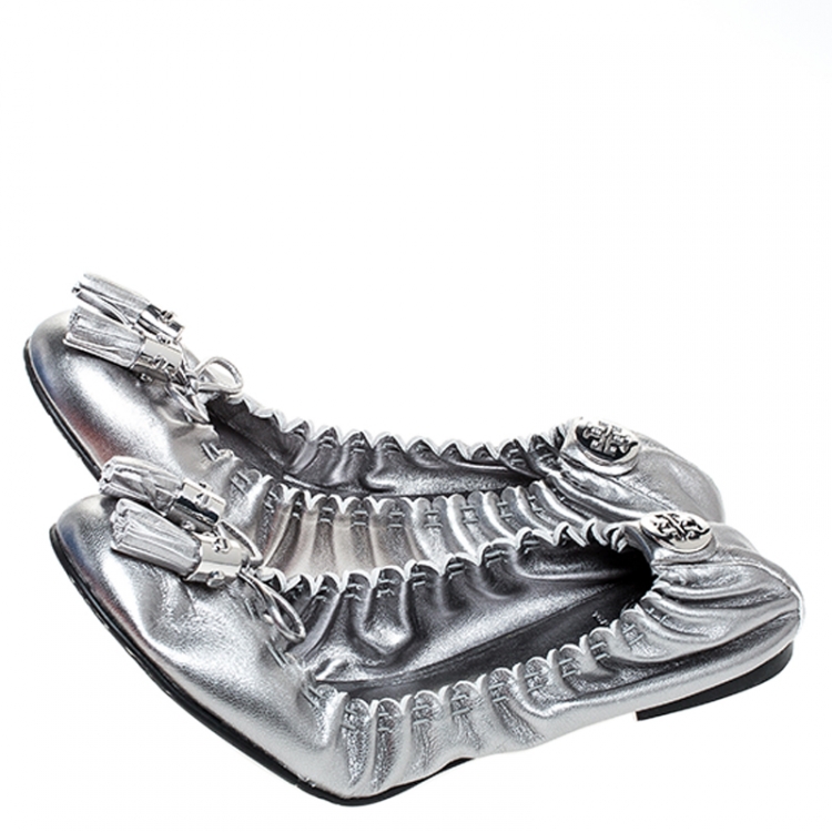 مملوكة مسبقًا Tory Burch Metallic Silver Leather Tassel Scrunch Ballet Flats Size 39
