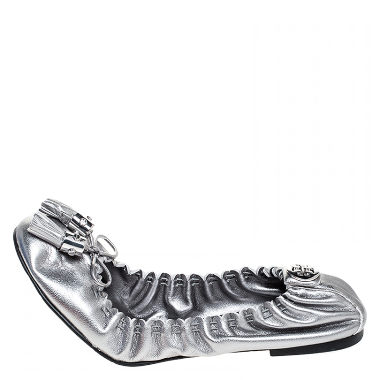 مملوكة مسبقًا Tory Burch Metallic Silver Leather Tassel Scrunch Ballet Flats Size 39