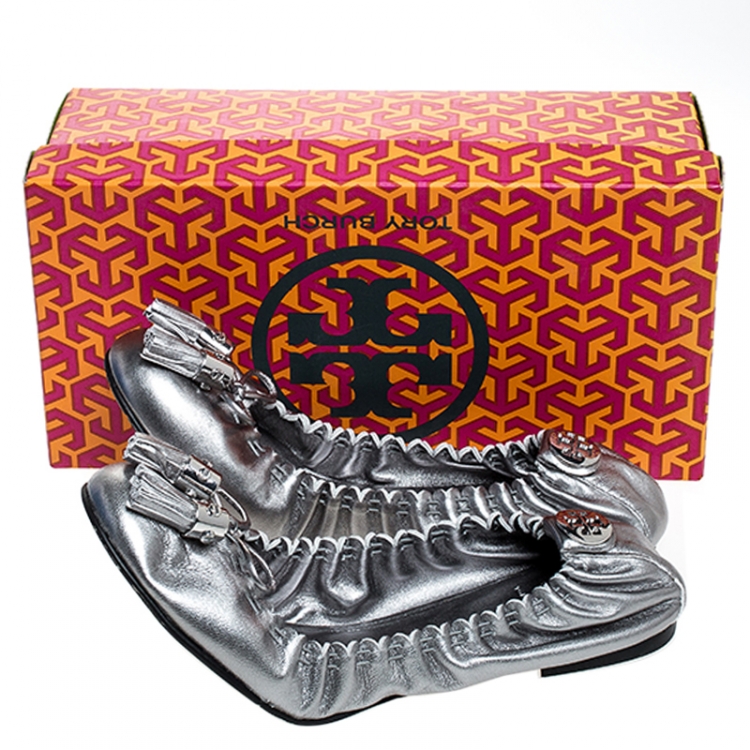 مملوكة مسبقًا Tory Burch Metallic Silver Leather Tassel Scrunch Ballet Flats Size 39