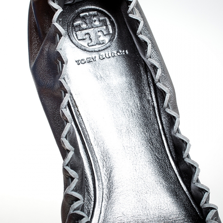 مملوكة مسبقًا Tory Burch Metallic Silver Leather Tassel Scrunch Ballet Flats Size 39