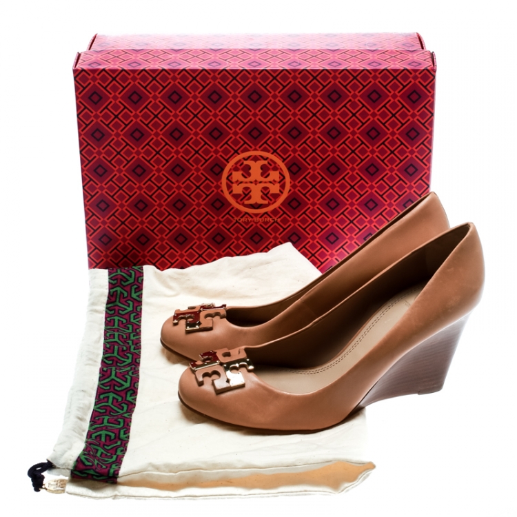 مملوكة مسبقًا Tory Burch Beige Leather Lowell New Logo Wedge Pumps Size  38.5