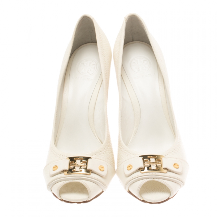 مملوكة مسبقًا Tory Burch White Leather Logo Detail Peep Toe Wedge Pumps Size 38.5