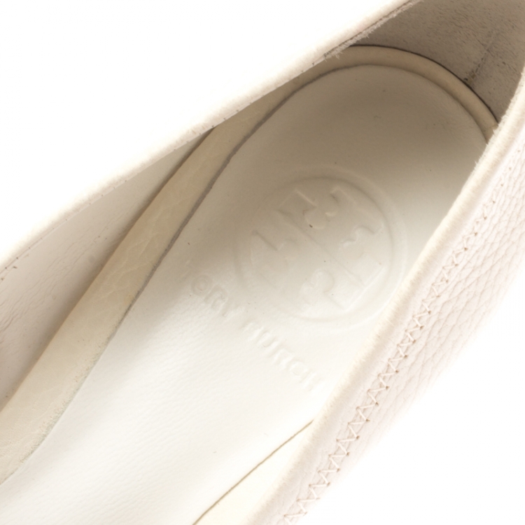 مملوكة مسبقًا Tory Burch White Leather Logo Detail Peep Toe Wedge Pumps Size 38.5