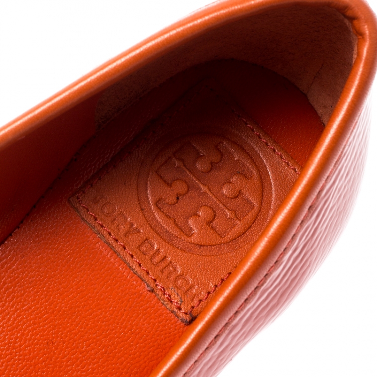 مملوكة مسبقًا Tory Burch Orange Patent Leather Aaden Ballet Flats Size 36.5