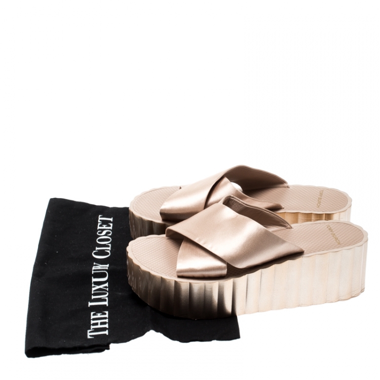 Pre Owned Tory Burch Beige Satin Scalloped Wedge Cross Strap Platform Slides Size 38