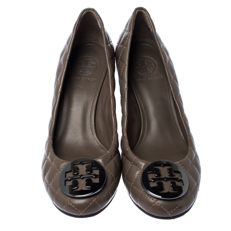 Pre Owned Tory Burch Brown Quilted Leather Logo Wedge Pumps Size 38