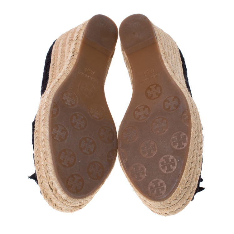 مملوكة مسبقًا Tory Burch Black Lace Jackie Peep Toe Espadrilles Wedge Pumps Size 38.5