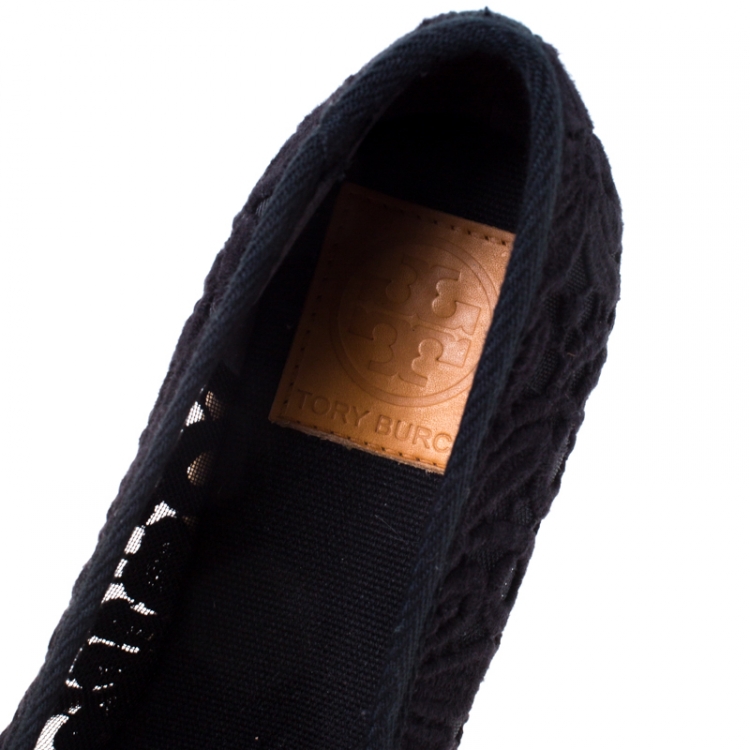 مملوكة مسبقًا Tory Burch Black Lace Jackie Peep Toe Espadrilles Wedge Pumps Size 38.5