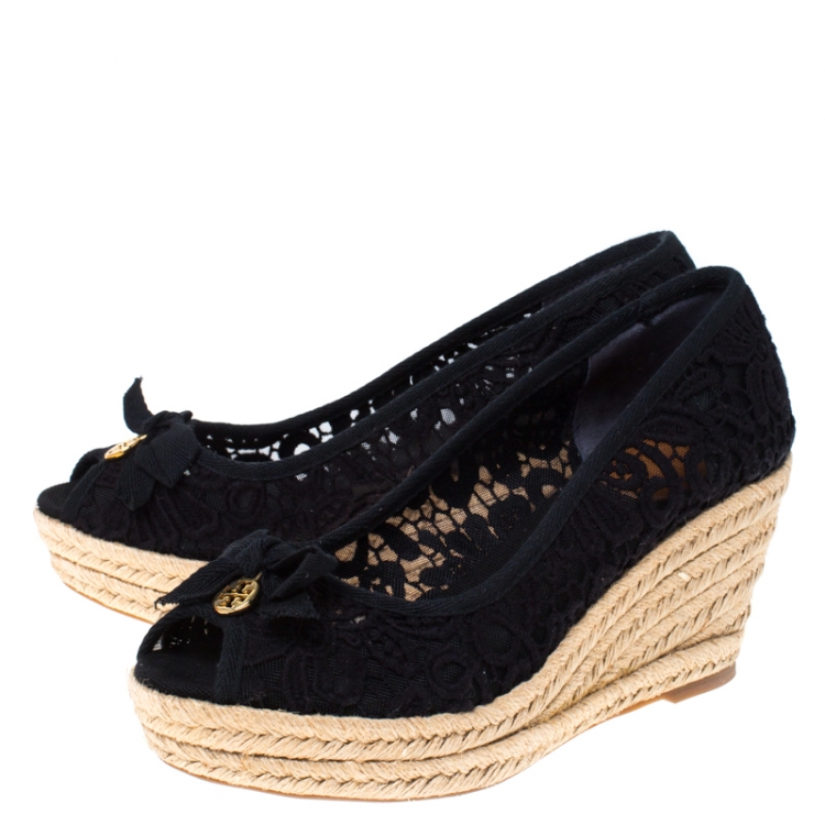 مملوكة مسبقًا Tory Burch Black Lace Jackie Peep Toe Espadrilles Wedge Pumps Size 38.5