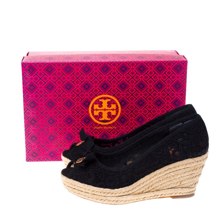 مملوكة مسبقًا Tory Burch Black Lace Jackie Peep Toe Espadrilles Wedge Pumps Size 38.5