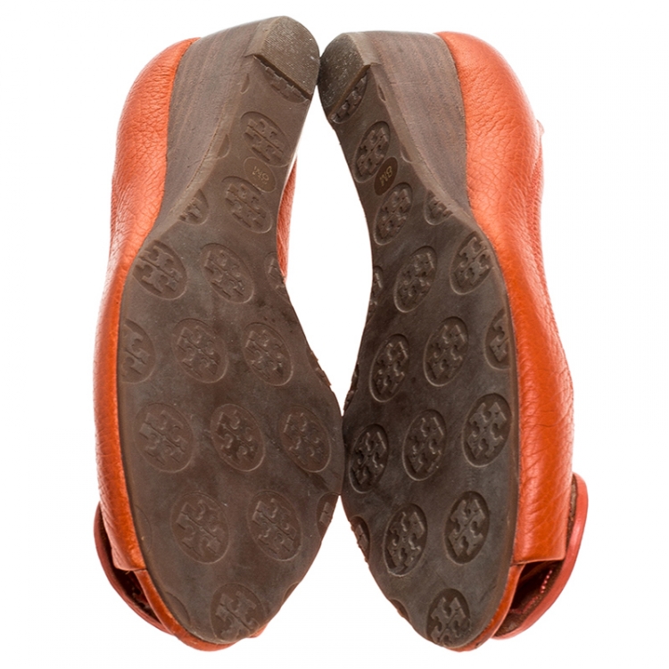 Pre Owned Tory Burch Orange Leather Logo Pumps Size 38