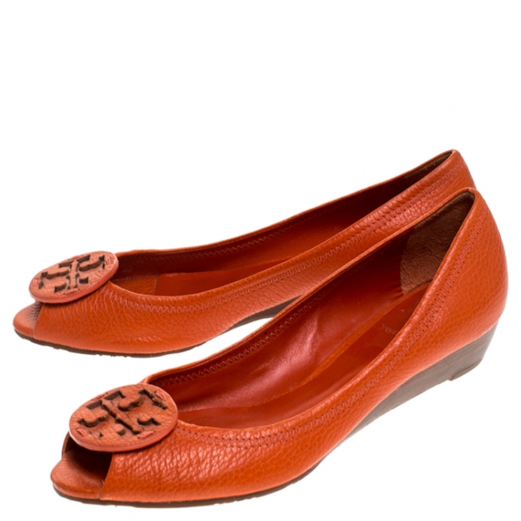 Pre Owned Tory Burch Orange Leather Logo Pumps Size 38