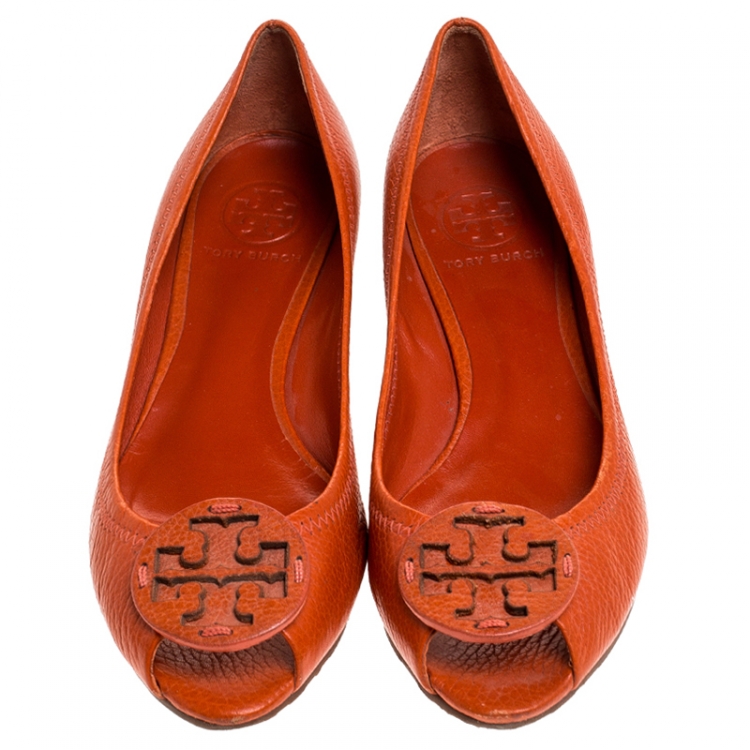 Pre Owned Tory Burch Orange Leather Logo Pumps Size 38