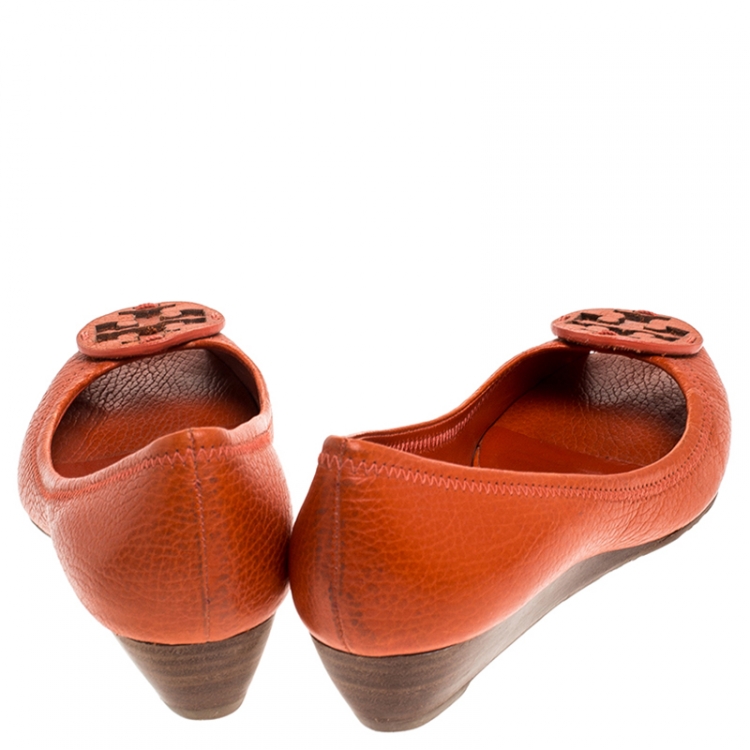 Pre Owned Tory Burch Orange Leather Logo Pumps Size 38