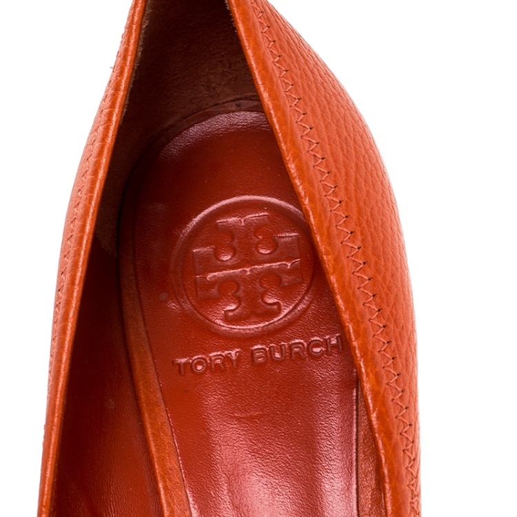 Pre Owned Tory Burch Orange Leather Logo Pumps Size 38