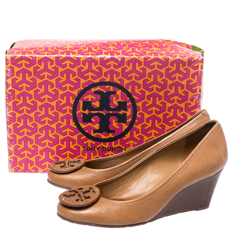 مملوكة مسبقًا Tory Burch Brown Grained Leather Wedge Pumps Size 38.5