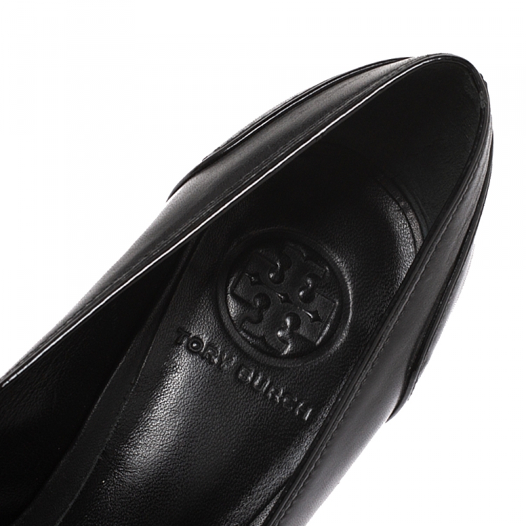 مملوكة مسبقًا Tory Burch Black Leather Logo Embellished Maddie Pumps Size 39