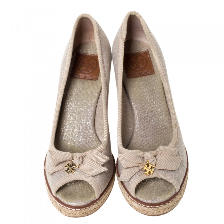 مملوكة مسبقًا Tory Burch Beige Glitter Canvas Jackie Bow Espadrille Wedge Pumps Size 36