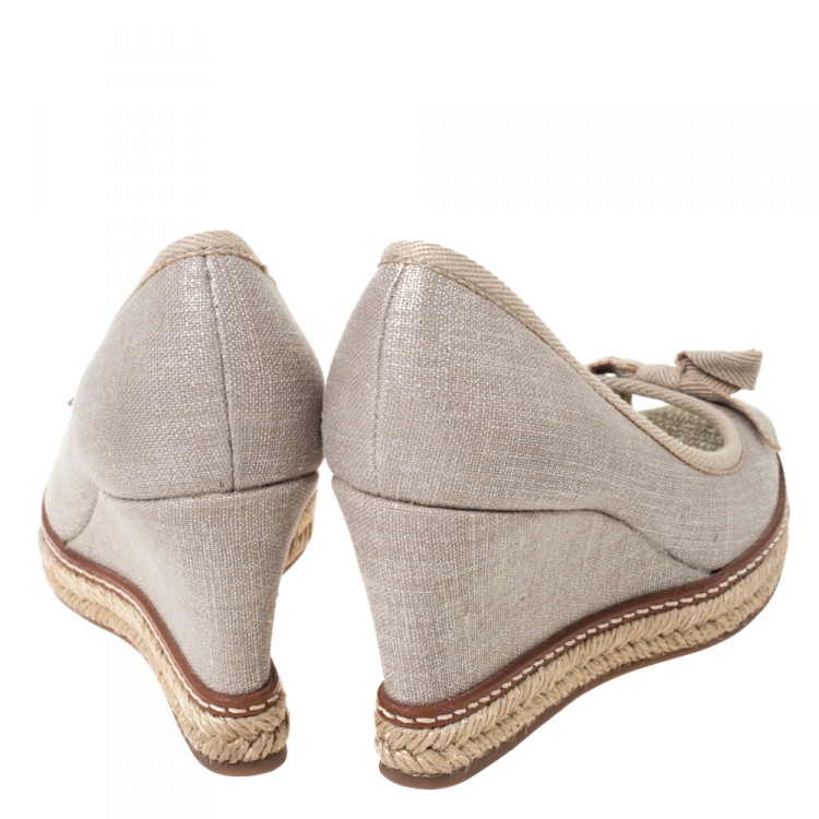 مملوكة مسبقًا Tory Burch Beige Glitter Canvas Jackie Bow Espadrille Wedge Pumps Size 36