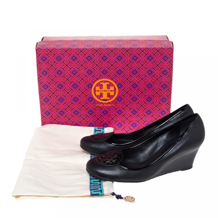 مملوكة مسبقًا Tory Burch Black Leather Reva Logo Wedge Pumps Size 38
