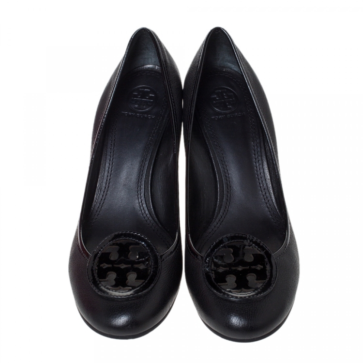مملوكة مسبقًا Tory Burch Black Leather Reva Logo Wedge Pumps Size 38