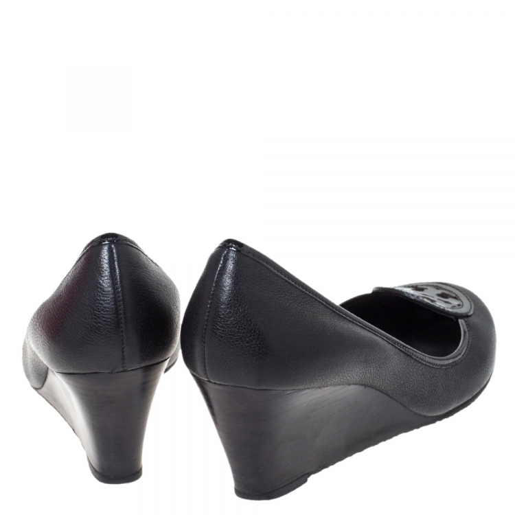 مملوكة مسبقًا Tory Burch Black Leather Reva Logo Wedge Pumps Size 38