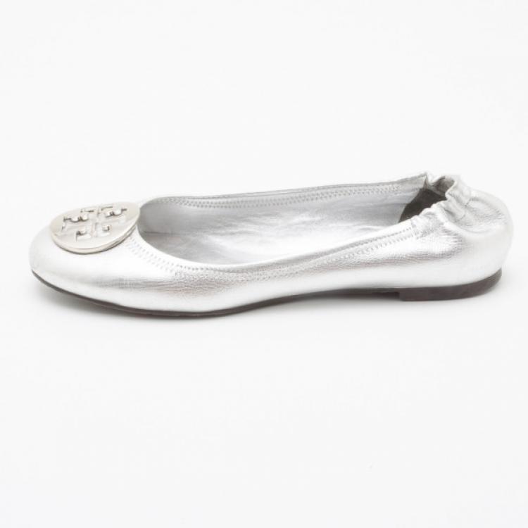 Pre Owned Tory Burch Silver Reva Metallic Pebbled Leather Logo Ballet Flats Size 38.5