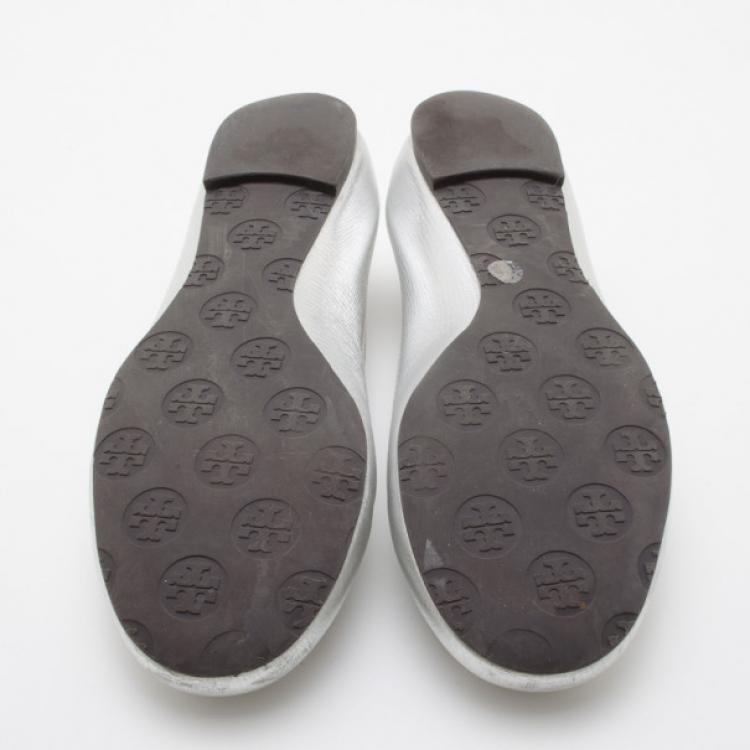 Pre Owned Tory Burch Silver Reva Metallic Pebbled Leather Logo Ballet Flats Size 38.5