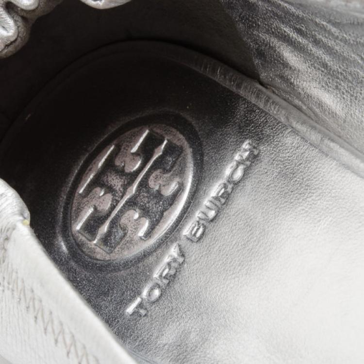 Pre Owned Tory Burch Silver Reva Metallic Pebbled Leather Logo Ballet Flats Size 38.5