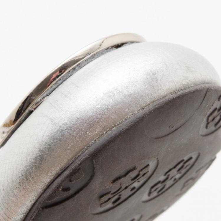 Pre Owned Tory Burch Silver Reva Metallic Pebbled Leather Logo Ballet Flats Size 38.5