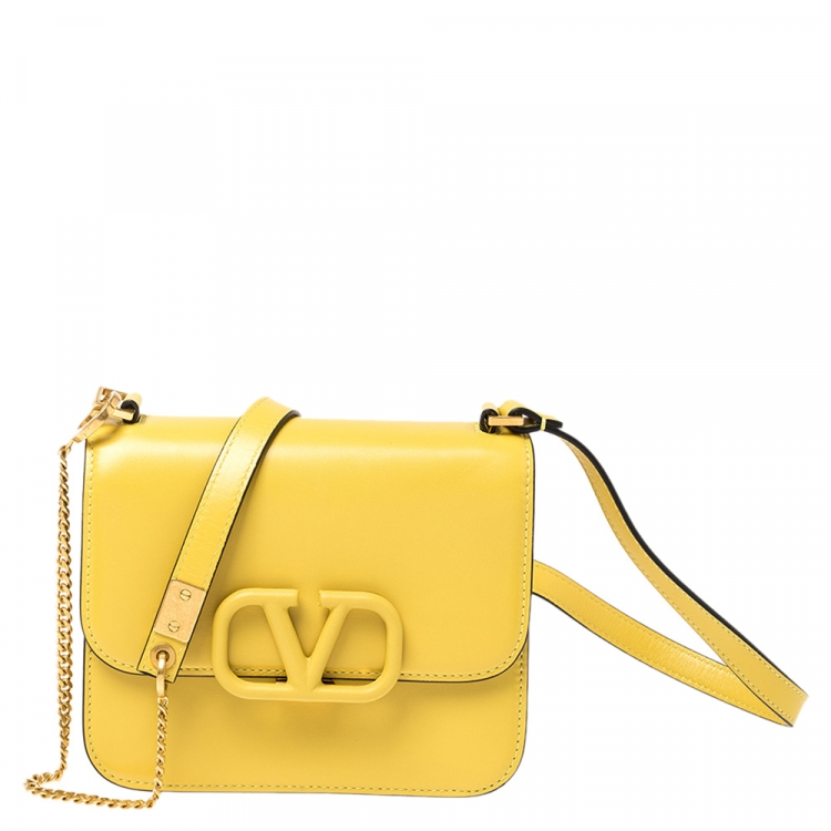 Designer shoulder bags 2023: the timeless success of Valentino