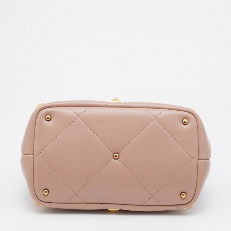 مملوكة مسبقًا Valentino Beige Leather Roman Stud Top Handle Bag