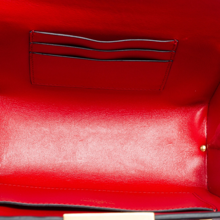 مملوكة مسبقًا Valentino Red Leather Rockstud Alcove Top Handle Bag
