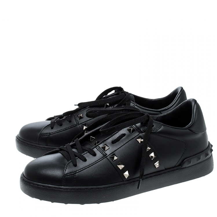 مملوكة مسبقًا Valentino Black Leather Rockstud Untitled Low Top Sneakers Size 40