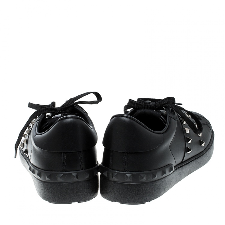 مملوكة مسبقًا Valentino Black Leather Rockstud Untitled Low Top Sneakers Size 40