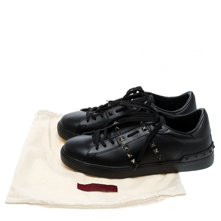 مملوكة مسبقًا Valentino Black Leather Rockstud Untitled Low Top Sneakers Size 40