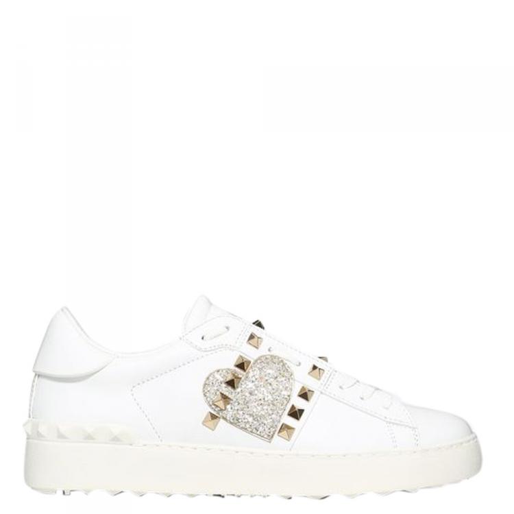 مملوكة مسبقًا Valentino White Heart Embroidered Leather Rockstud Untitled Sneakers Size 38.5