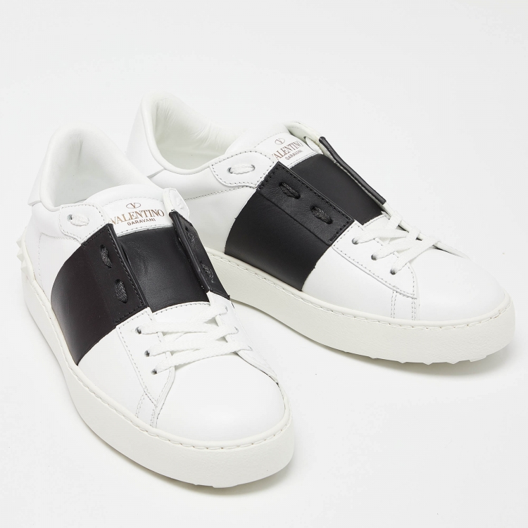 مملوكة مسبقًا Valentino White/Black Leather Open Rockstud Low Top Sneakers Size 37.5