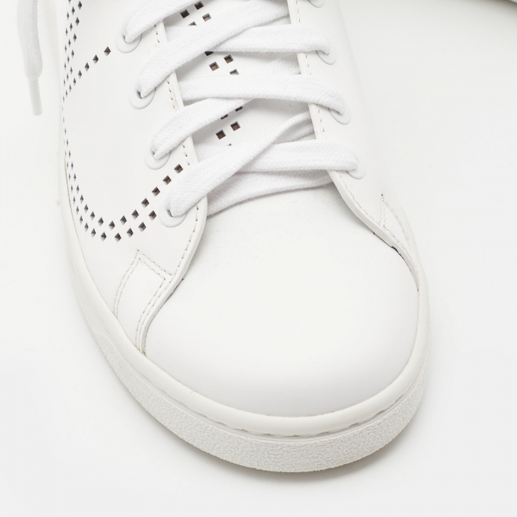 مملوكة مسبقًا Valentino White/Beige Leather Perforated V Backnet Sneakers Size 37