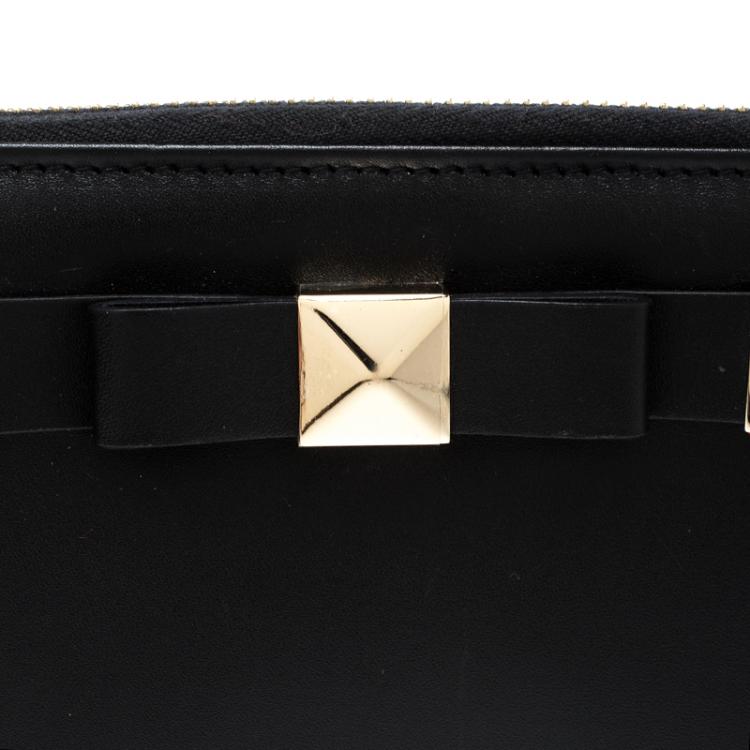 Pre Owned Valentino Black Leather Rockstud Zip Around Wallet