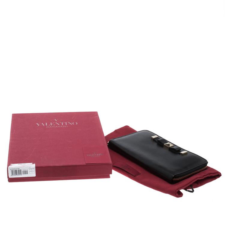Pre Owned Valentino Black Leather Rockstud Zip Around Wallet