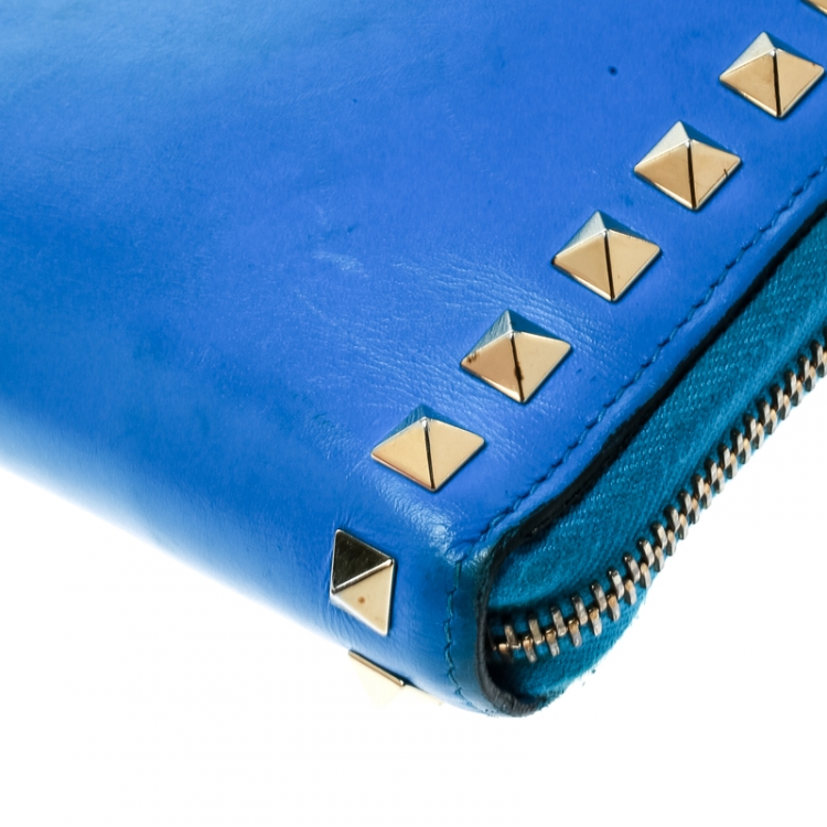 Pre Owned Valentino Blue Leather Rockstud Zip Around Wallet
