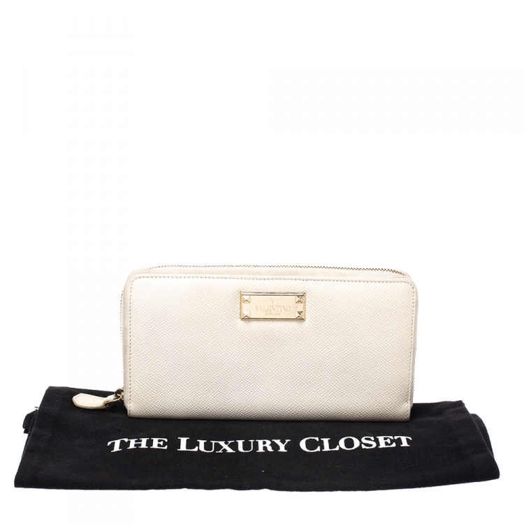 Pre Owned Valentino Off White Leather Zip Around Continental Wallet
